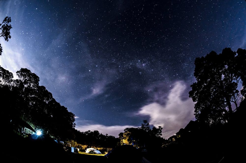 Barracas acesas no acampamento da Tronqueira sob o céu estrelado