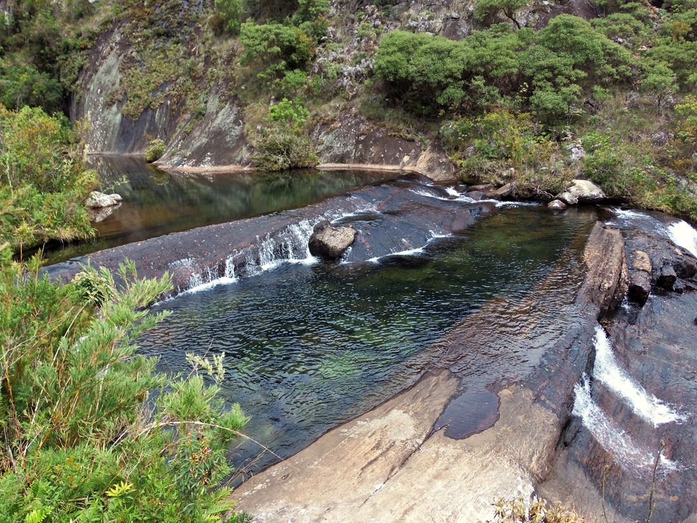Poço entre lajes de rocha, com quedas laterais, na Cachoeira do Aurélio