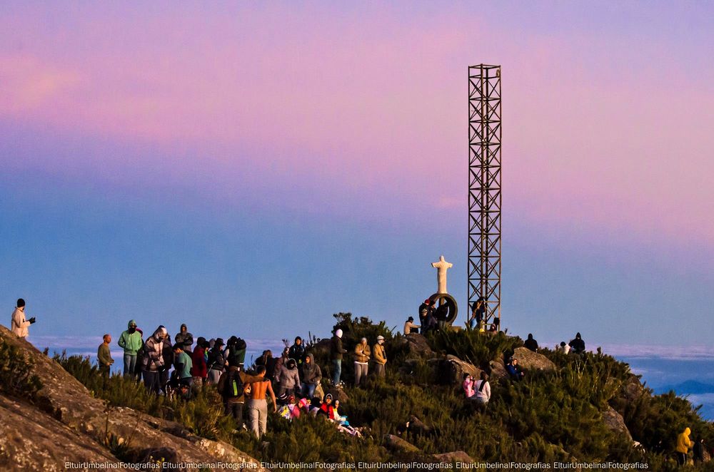 Grupo agasalhado à espera do amanhecer no alto da serra