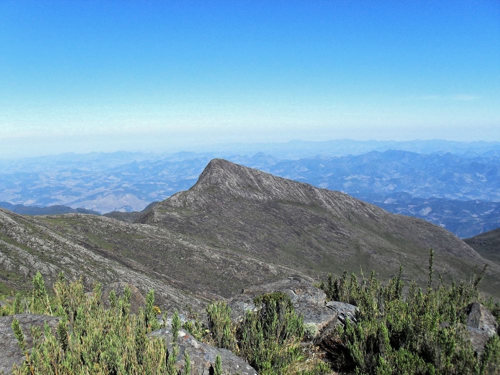 O Pico do Cristal, uma crista de rocha pontuda, visto do alto do Pico da Bandeira