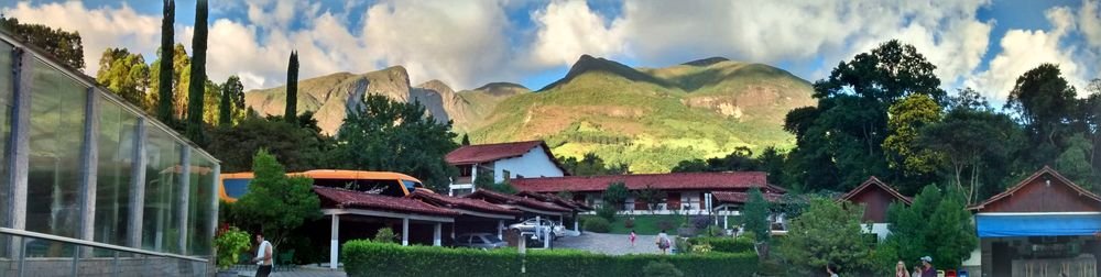 Alto Caparaó aos pés da serra, com o parque ao fundo