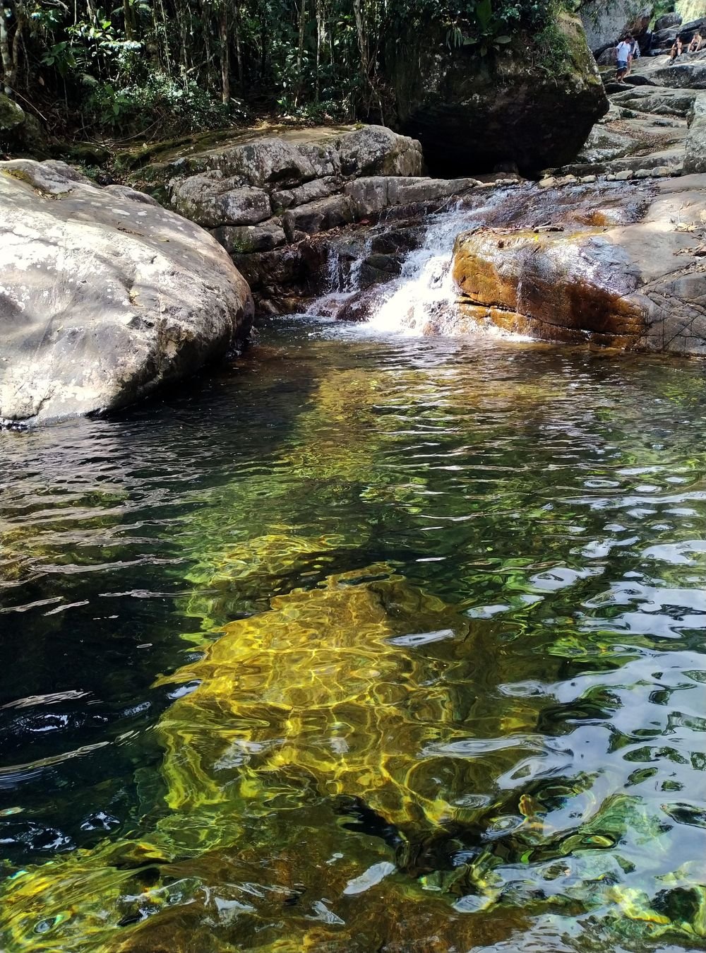 Água correndo sobre a rocha numa cachoeira do Parque Nacional do Caparaó