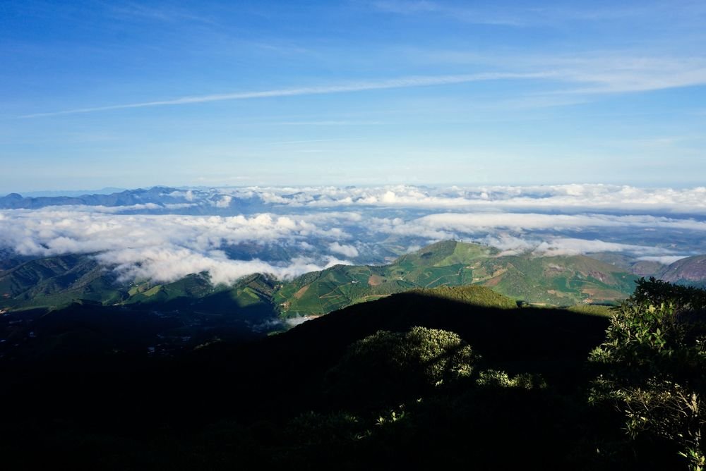 O mar de nuvens sobre os vales verdes, visto do acampamento da Tronqueira
