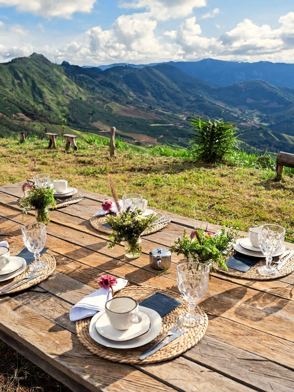 Mesa de café da manhã ao ar livre, com xícaras e flores