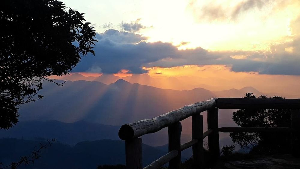 Pôr do sol visto do mirante da Tronqueira, junto à cerca de madeira