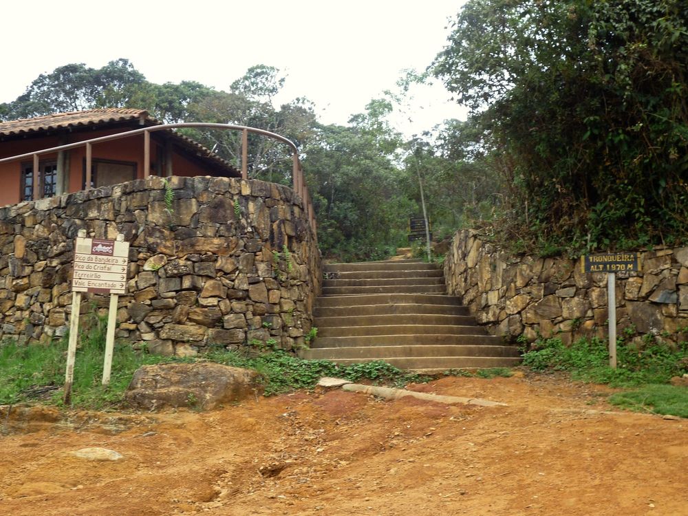 Casa da Guarda com muro de pedra e a escadaria que dá início à trilha, na Tronqueira