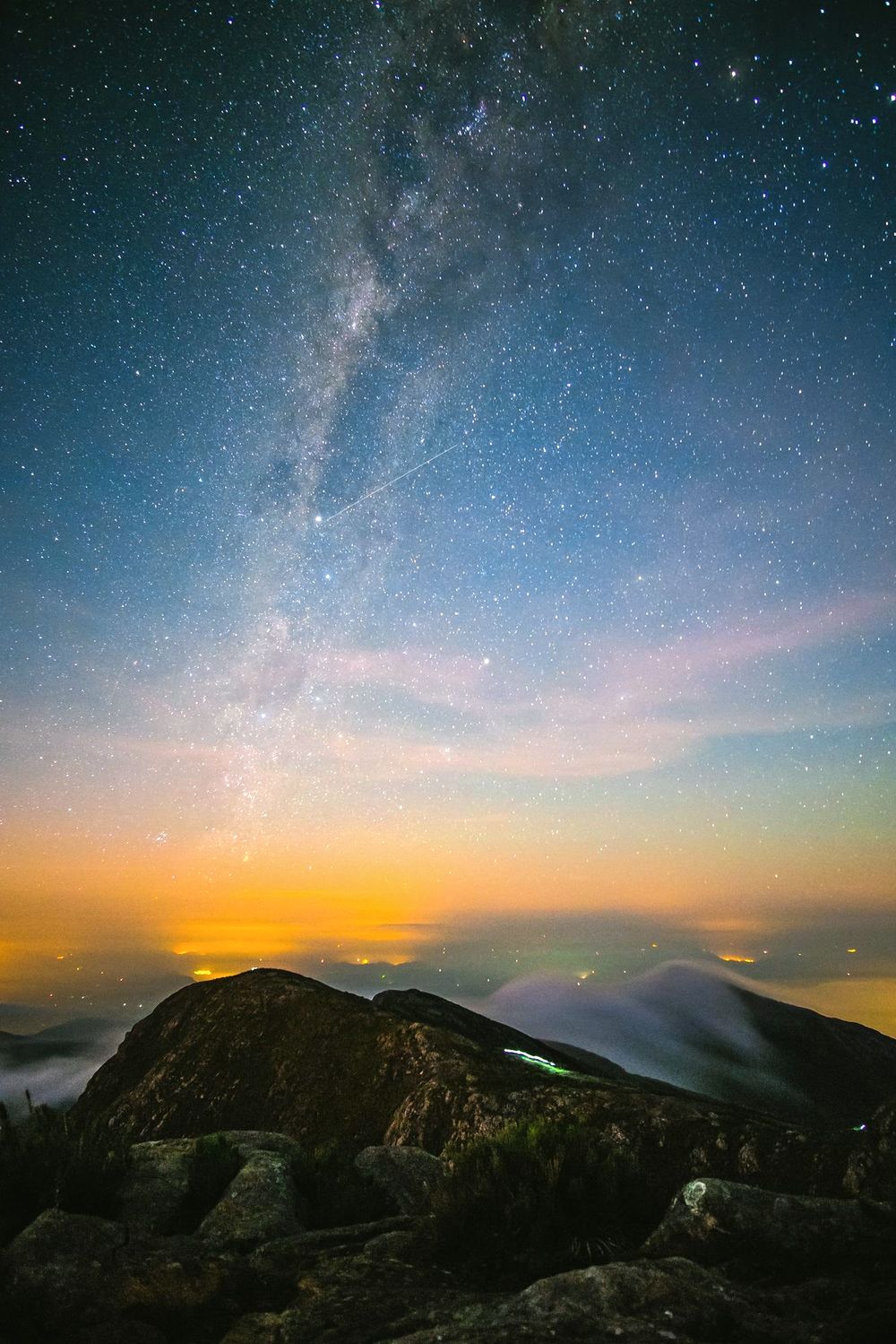 A Via Láctea sobre o alto do Pico da Bandeira, perto do amanhecer